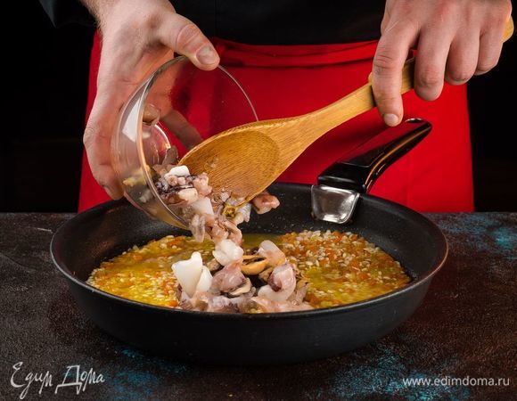 Морепродукты разморозьте и хорошо промойте. Добавьте к рису и тушите еще 5 минут. 