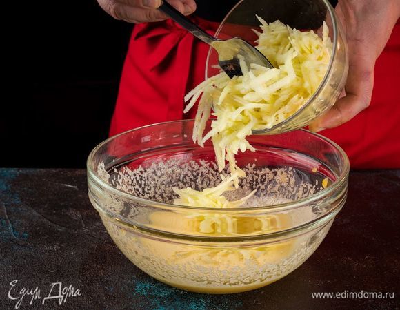 Яблоки очистите, натрите на крупной терке и отожмите сок. Смешайте все ингредиенты.