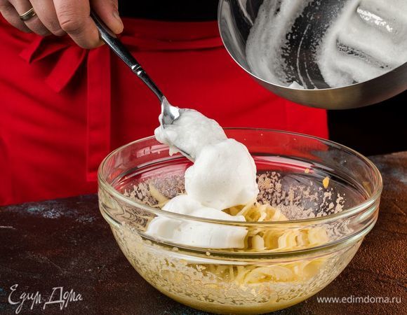 Отдельно взбейте яичные белки и введите в основную массу. Тщательно перемешайте. 