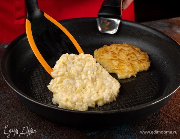 Сформируйте ложкой оладьи и обжаривайте на горячей сковороде.