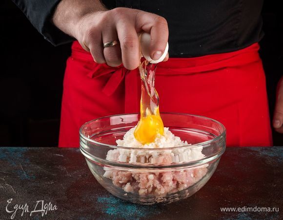 Добавьте в фарш немного воды, яйцо, специи по вкусу и отварной рис. Все тщательно перемешайте.