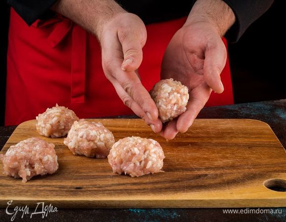 Сформируйте небольшие котлеты. 