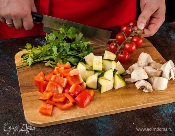 Подготовьте овощи и грибы. Шампиньоны разрежьте на части, болгарский перец и цуккини нарежьте кусочками, помидоры черри оставьте целыми.