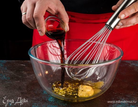 Приготовьте маринад для овощей. Для этого смешайте оливковое масло, соевый соус, измельченный чеснок, коричневый сахар, горчицу и молотый перец.