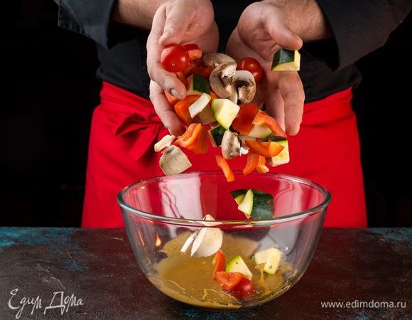 Поместите овощи в глубокую емкость, залейте маринадом и оставьте мариноваться в течение 30 минут. Периодически перемешивайте маринад.