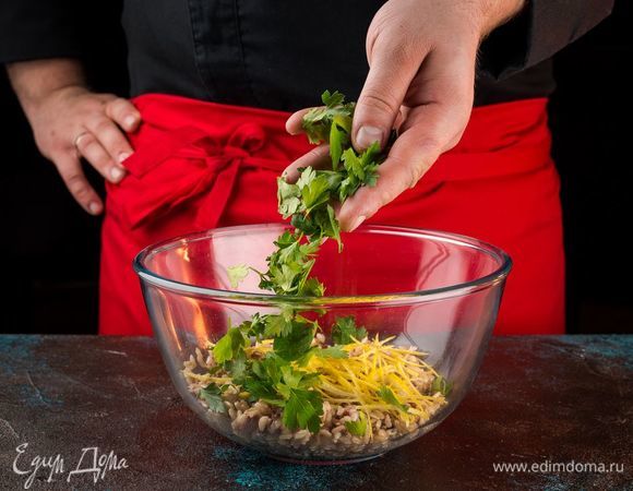 Нарежьте мелко петрушку, добавьте лимонную цедру и немного оливкового масла. Перемешайте смесь и соедините с отварным рисом.