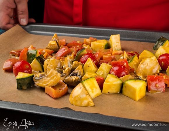 Достаньте овощи и грибы из маринада и запеките их в духовке в течение 10 минут при 200°С. Важно следить, чтобы они не подгорели.