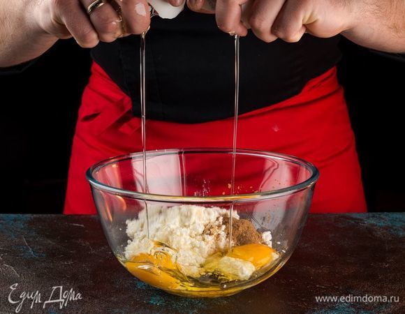 С помощью блендера смешайте творог, корицу, яйца и мед.