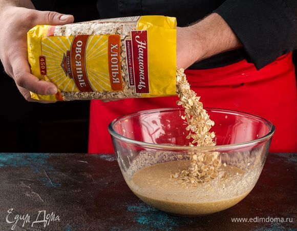 Добавьте овсяные хлопья ТМ «Националь» и хорошо перемешайте.