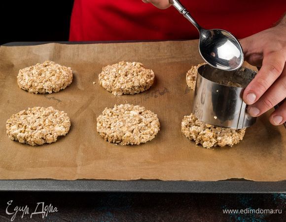 Застелите противень бумагой для выпечки, смажьте ее растительным маслом. Выложите порционно тесто и выпекайте 20 минут при 180°С.