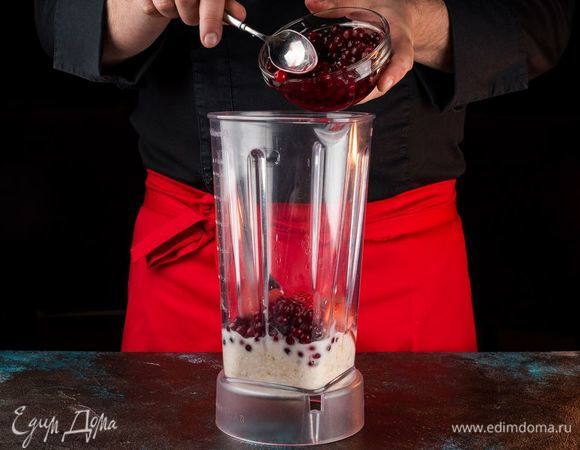 Если у вас замороженная клюква, ее не нужно размораживать. Если свежая, промойте ягоды и сложите в блендер. 