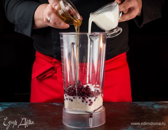 Добавьте овсянку, йогурт и мед, клубнику, клюкву. Взбейте все в блендере до однородной массы.