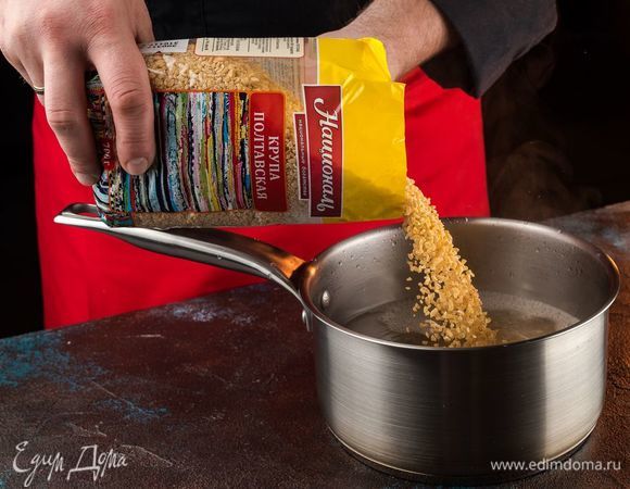 Промойте крупу Полтавскую ТМ «Националь», залейте водой и немного посолите. После закипания варите 15 минут, помешивая.