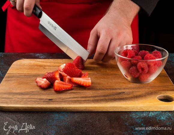 Промойте свежую клубнику и малину, просушите бумажным полотенцем. Клубнику разрежьте на несколько частей.