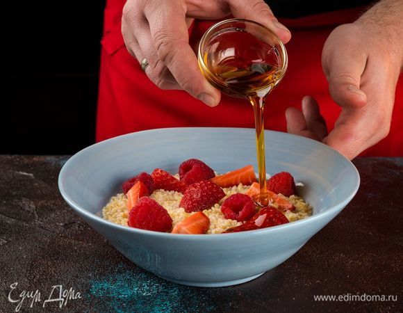 В тарелку положите кашу, сверху — ягоды. Полейте кленовым сиропом. 