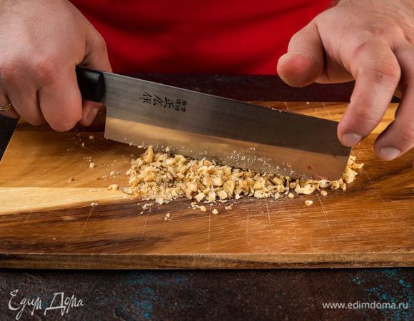 Измельчите грецкие орехи.