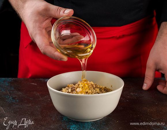 Утром подавайте кашу порционно, дополнив грецкими орехами и полив сверху медом.