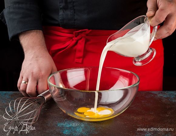 Перепелиные яйца взбейте со сливками.
