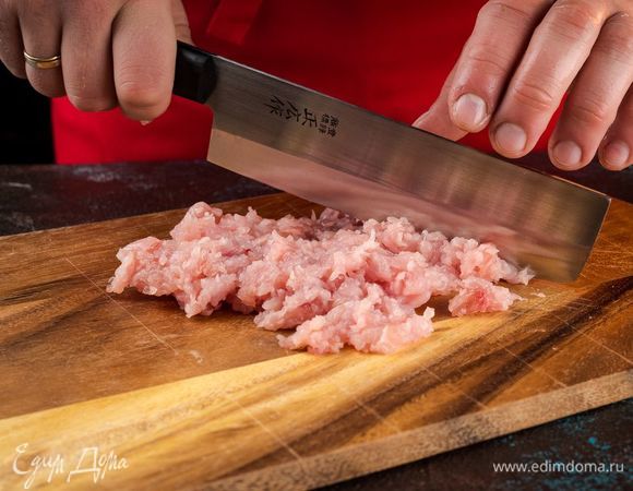 Филе индейки мелко нарубите.