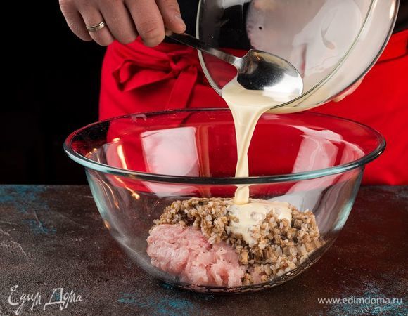 Смешайте отваренную гречу, мясо, яичную смесь, добавьте специи по вкусу.