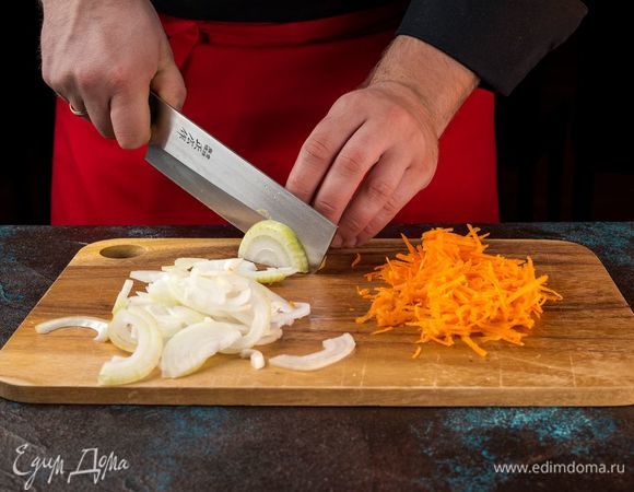 Морковь натрите на крупной терке, репчатый лук нарежьте полукольцами.