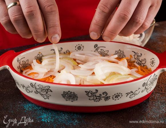 В форму переложите основную массу, сверху — лук и морковь. Сбрызните оливковым маслом. Выпекайте 40-60 минут при 200°С. 