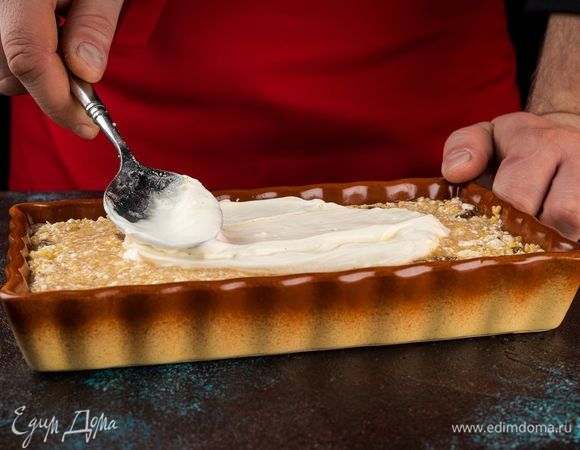 Выложите тесто в форму (диаметр — 20 см) для запекания (смазанную маслом), смажьте верх сметаной. Выпекайте 40 минут при 200°С до румяного цвета. 