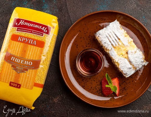 Охладите немного запеканку и подавайте с любимым топпингом: варенье, кленовый сироп, мед.