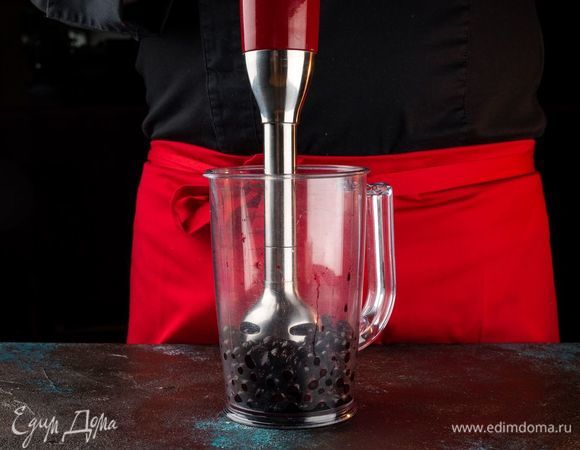 Ягоды частично разморозьте, если свежие, промойте и измельчите в блендере до состояния пюре.