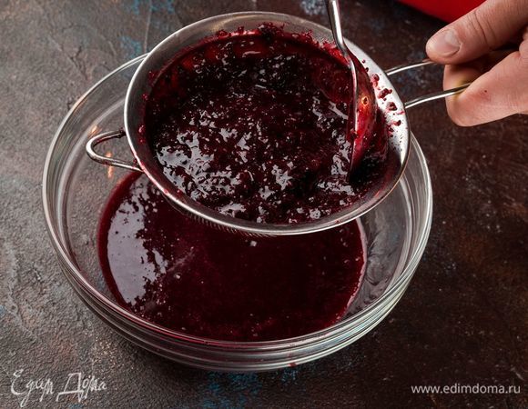 Протрите полученную массу через сито, чтобы убрать мелкие косточки и кожицу.
