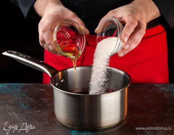 Ягодное пюре перелейте в кастрюлю, добавьте воду, сахар и мед и поставьте на огонь. Варите на медленном огне 5 минут, постоянно помешивая.