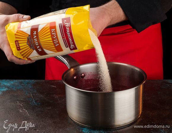 Тонкой струйкой добавьте манную крупу ТМ «Националь». Варите смесь до умеренного загустения.