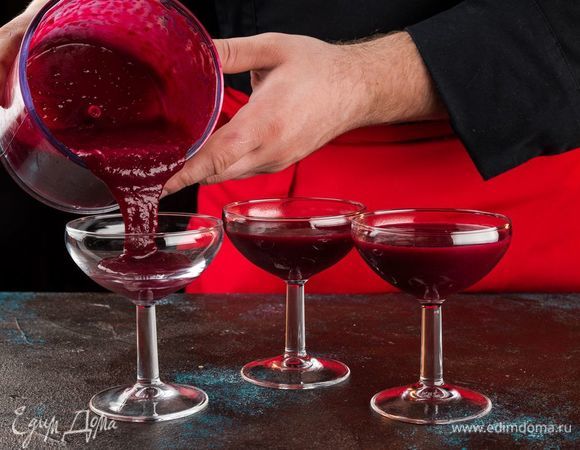 Разлейте мусс в формочки и поставьте в холодильник на пару часов.