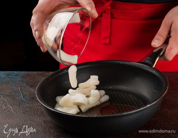 Кальмаров очистите и нарежьте кольцами, обжарьте.