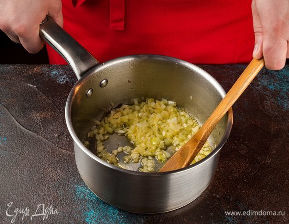 Обжарьте лук, чеснок.