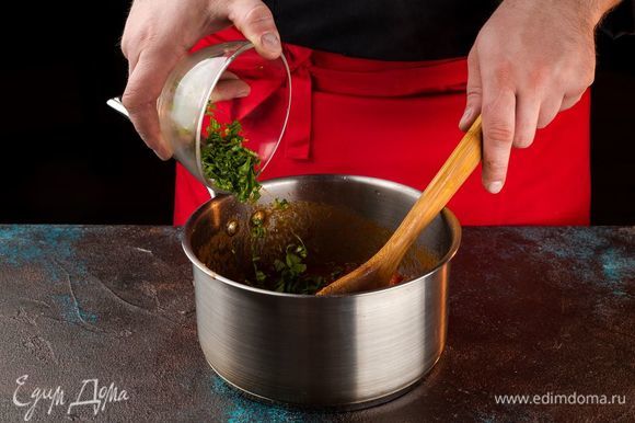 Выложите в сотейник с овощами томаты в собственном соку и нарезанный базилик. Тушите 5-7 минут.