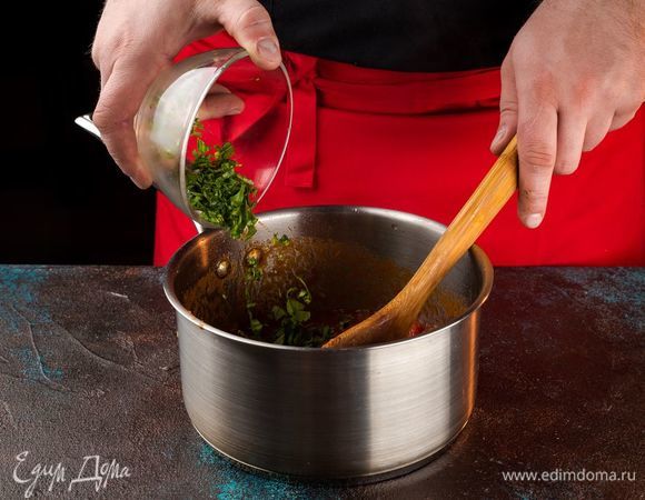 Выложите в сотейник с овощами томаты в собственном соку и нарезанный базилик. Тушите 5-7 минут.