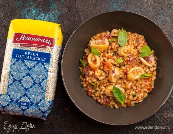 Перловку смешайте с соусом, прогрейте и выложите кальмаров. Приятного аппетита!