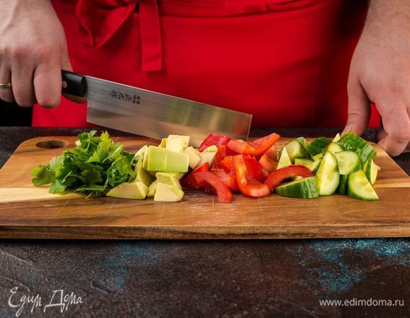 Очистите авокадо, огурцы, болгарский перец и петрушку. Нарежьте продукты.