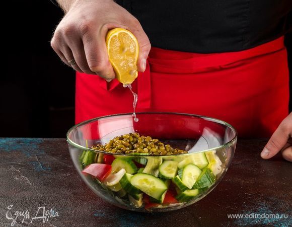 Добавьте сок лимона и украсьте кунжутом. Перед подачей можно посолить салат.