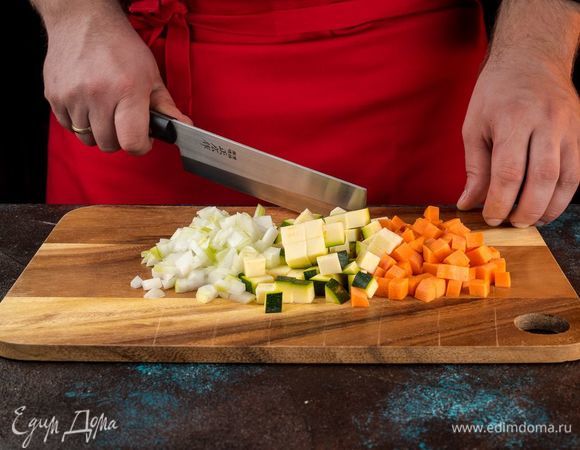 Нарежьте морковь и цукини, лук.