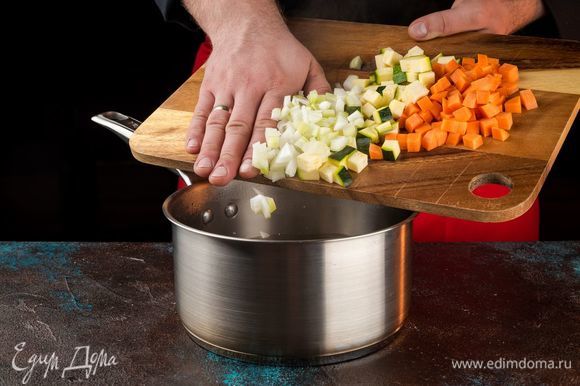 Доведите до кипения воду, добавьте в кастрюлю нарезанные овощи. Варите 10 минут. Далее добавьте по вкусу специи.