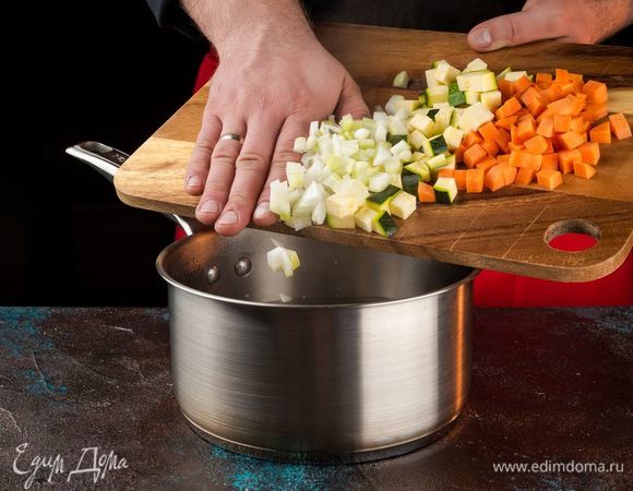 Доведите до кипения воду, добавьте в кастрюлю нарезанные овощи. Варите 10 минут. Далее добавьте по вкусу специи.