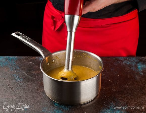 Остудите готовый суп, взбейте с помощью блендера до однородной консистенции. 