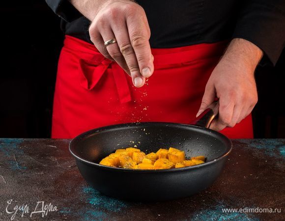 Нарежьте тыкву небольшими кубиками и обжарьте на оливковом масле с прованскими травами.