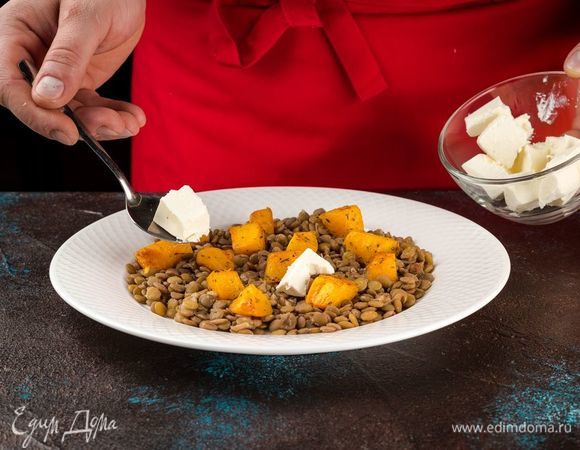 Соедините тыкву с чечевицей, добавьте специи и полейте оливковым маслом. Сверху положите нарезанный кубиками сыр фета.