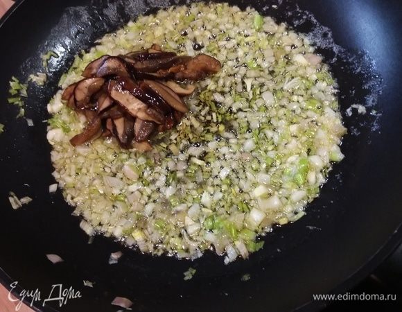 Выложить грибы (у меня из заморозки) и обжарить вместе несколько минут. 