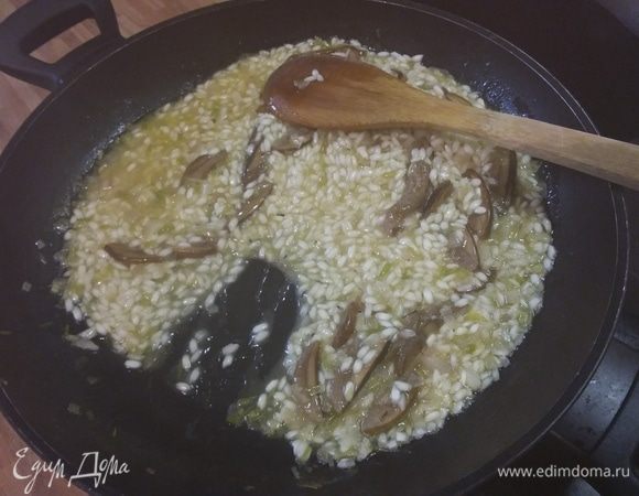 По порциям вливать горячий овощной бульон. Каждую следующую порцию бульона добавлять тогда, когда предыдущая жидкость впитается в рис. 