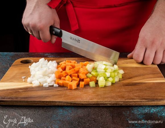 Морковь очистите и нарежьте на куски, лук и сельдерей нарежьте на крупные куски.