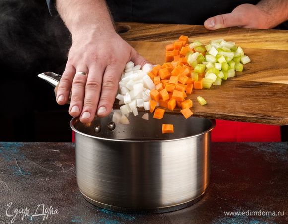 Залейте нут свежей водой, поставьте на огонь. Добавьте морковь, лук и сельдерей, соль по вкусу. Варите до тех пор, пока бобы не станут мягкими внутри.